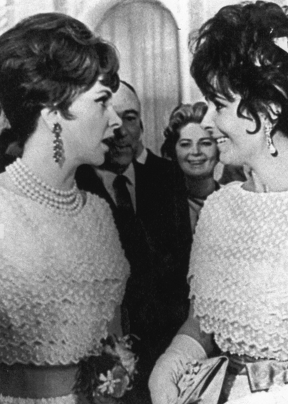 Лиз Тейлор и Джина Лоллобриджида в одинаковых винтажных платьях на приёме в Кремле в 1961 году.
